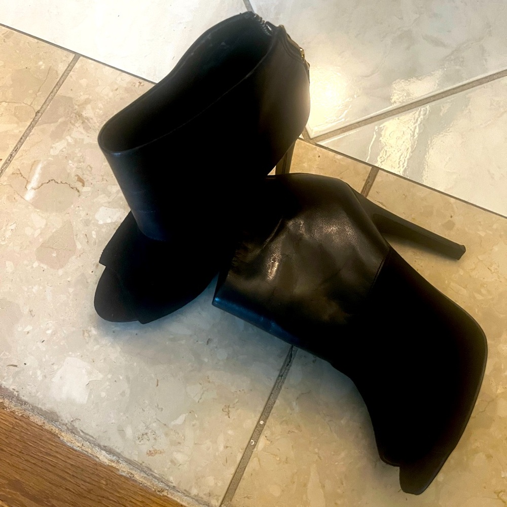 Excellent condition Nine West peep toe shoe/boot with suede front/leather back.